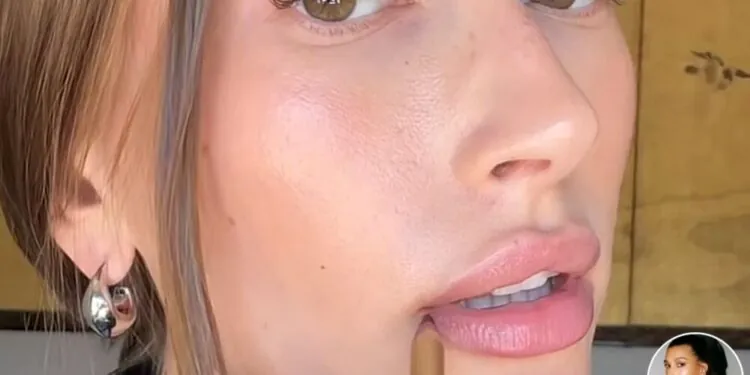 Comment clouer les lèvres 'Brownie Glazed' de Hailey Bieber