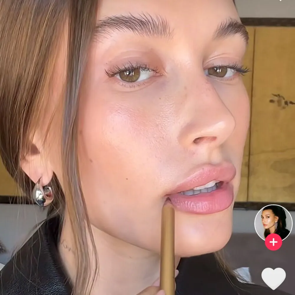 Comment clouer les lèvres 'Brownie Glazed' de Hailey Bieber