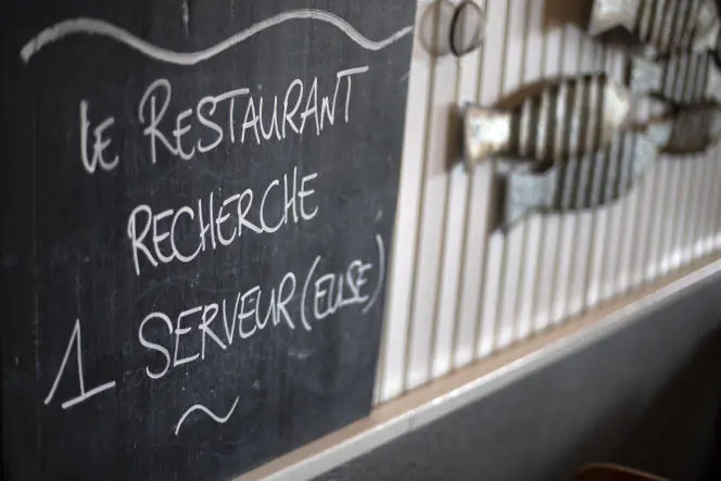 Dans un café de Plouezoc'h (Finistère), le 25 mai 2022.