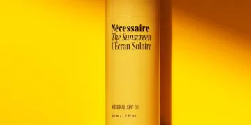Je suis obsédé par le nouvel écran solaire de Necessaire