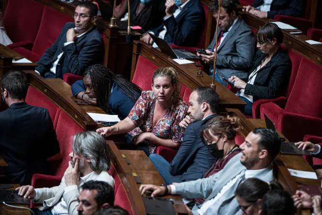 La présidente du groupe LFI, Mathilde Panot s'entretient avec le député LFI, Manuel Bompard, à l'Assemblée nationale à Paris, le 11 juillet 2022.