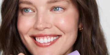 Le mannequin Emily DiDonato parle du post-partum, des vagues de t-shirts et pourquoi sa routine de soins de la peau nocturne est «sacrée»