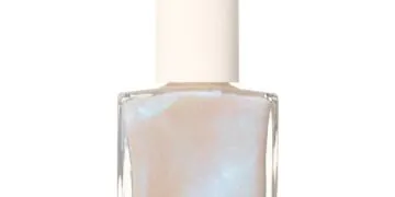 Les couleurs de vernis dont vous avez besoin pour atteindre la tendance des "ongles nus"
