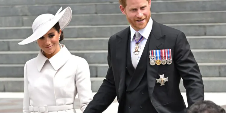 L'image peut contenir Prince Harry Duc de Sussex Vêtements Vêtements Chapeau Personne humaine Manches Costume Manteau Pardessus et cravate
