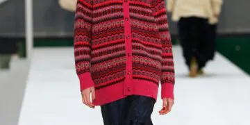 L'image peut contenir des vêtements Vêtements Personne humaine Piste et mode