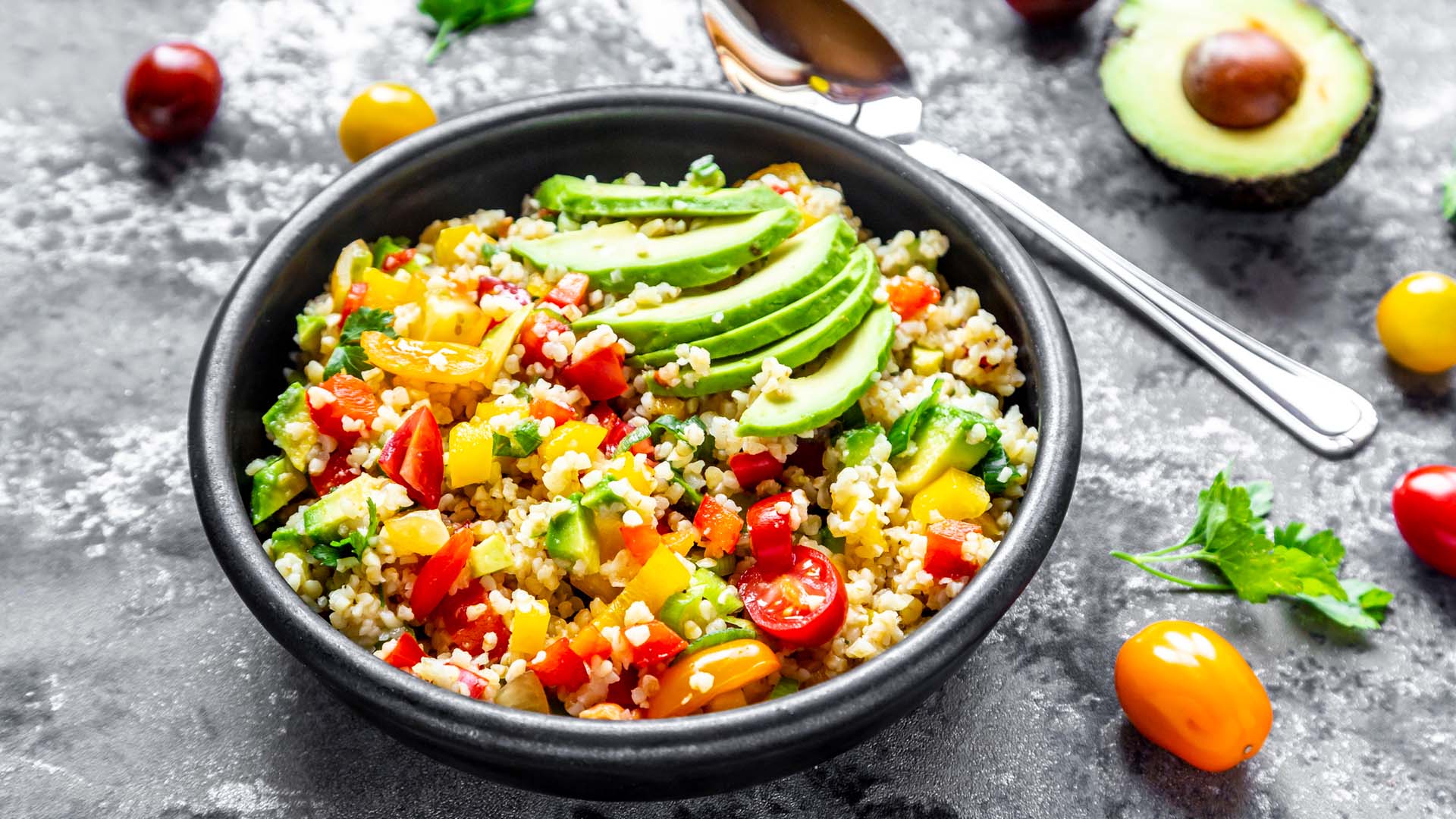 salade de blé bulgare avec tomates et avocat