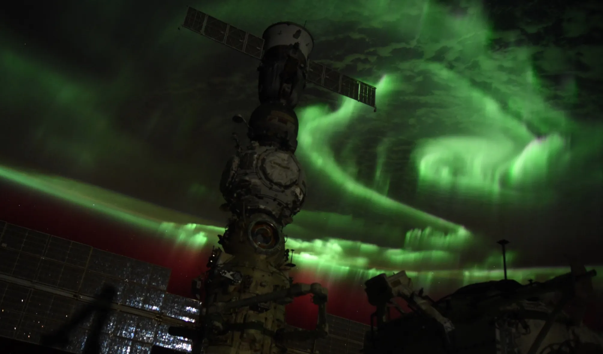 Aurores boréales vertes vues de la Station spatiale internationale.