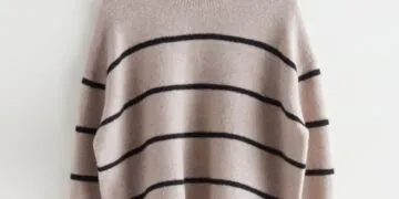 L’image peut contenir : vêtements, vêtement, pull, chemisier, sweat-shirt et manche