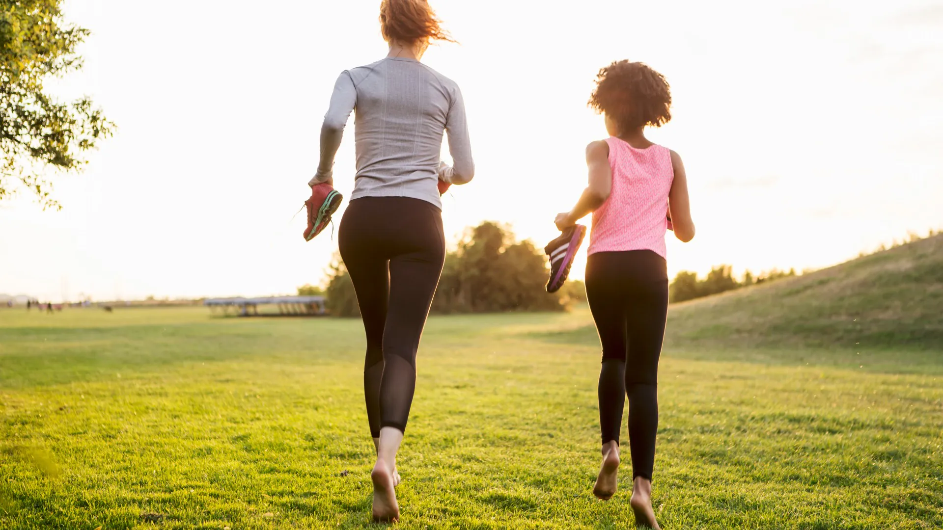 Femme et fille faisant du jogging pieds nus à l'extérieur