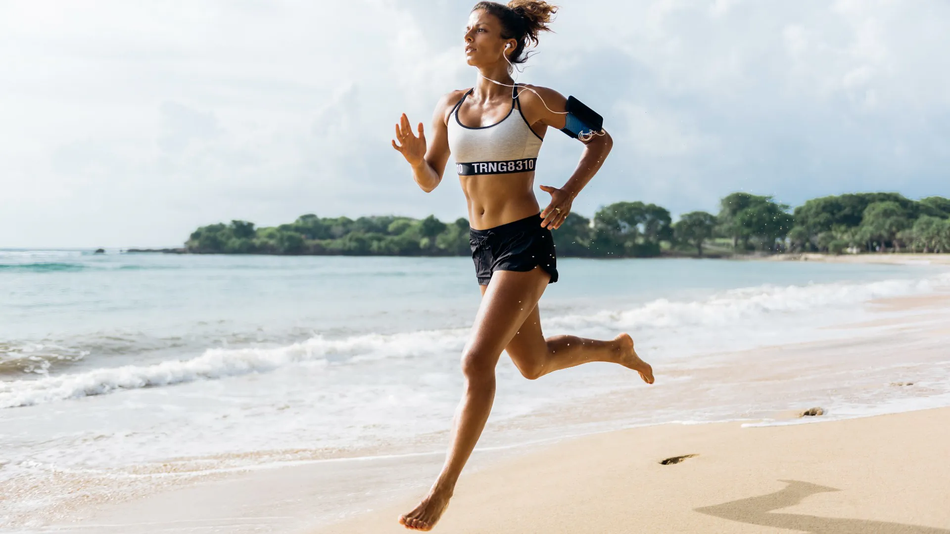 Femme qui court pieds nus sur la plage