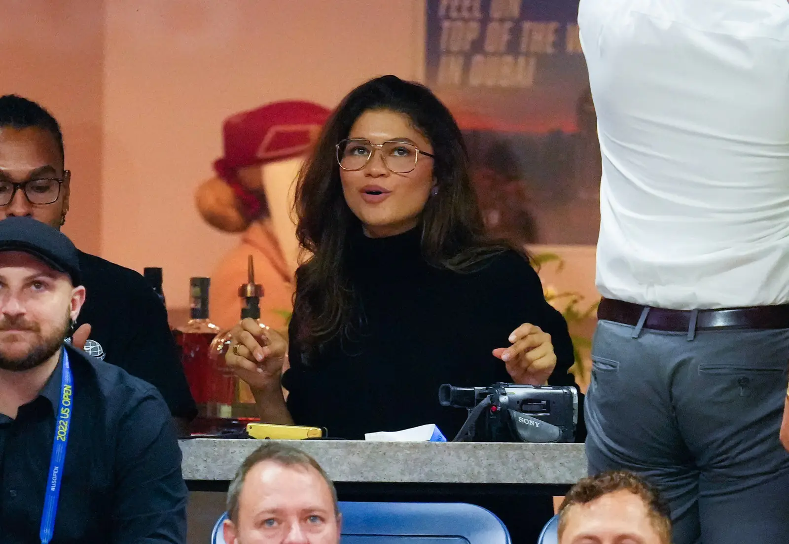 gros plan de zendaya à 2022 us open avec éruption volumineuse et col roulé noir