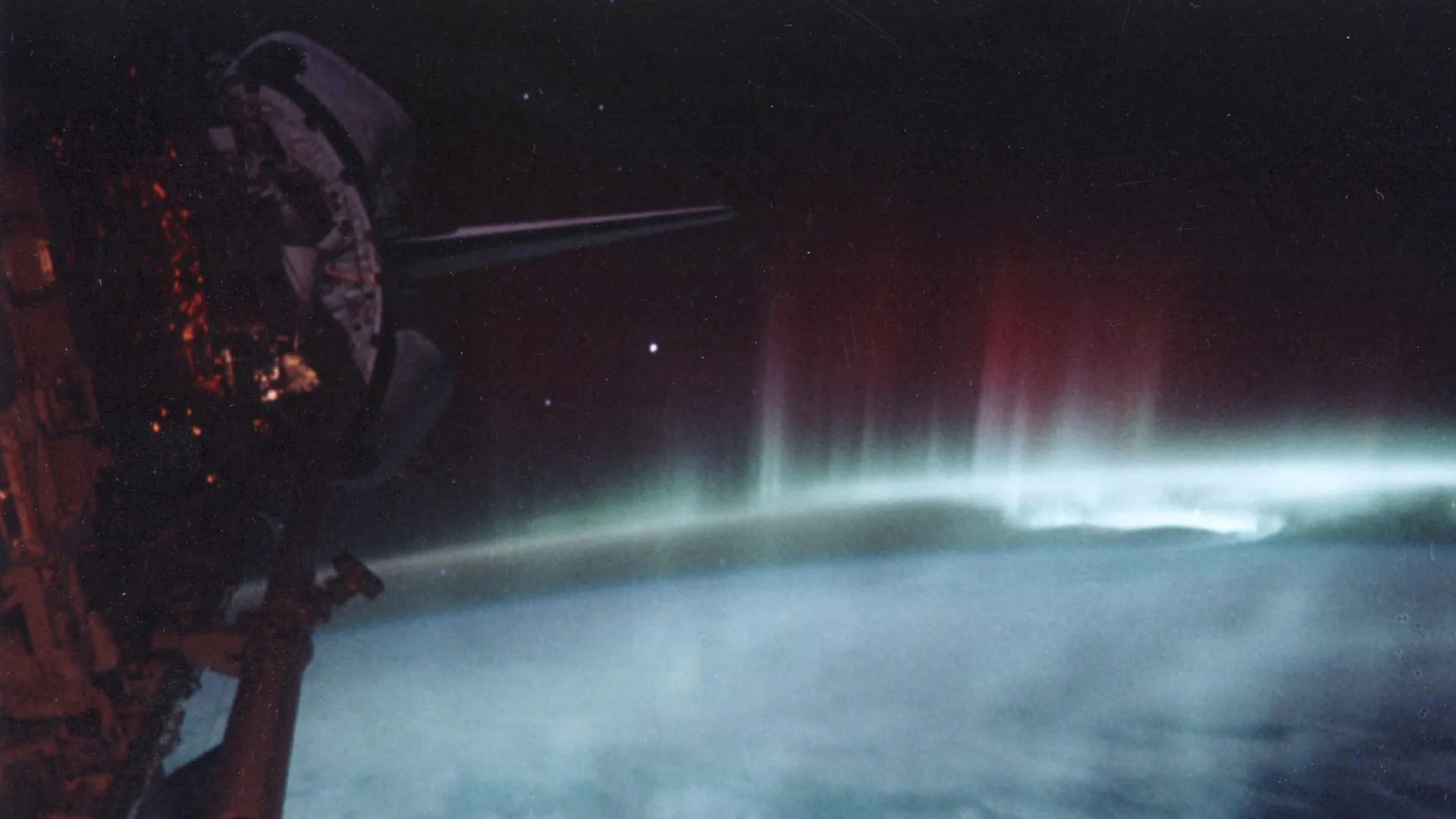 Aurora Australis photographiée depuis la navette spatiale Discovery (STS-39) en mai 1999