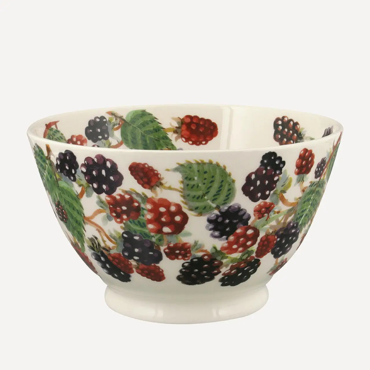 L’image contient peut-être : bol, bol à soupe, bol à mélanger, poterie, art, porcelaine, gâteau d’anniversaire, nourriture, gâteau et dessert