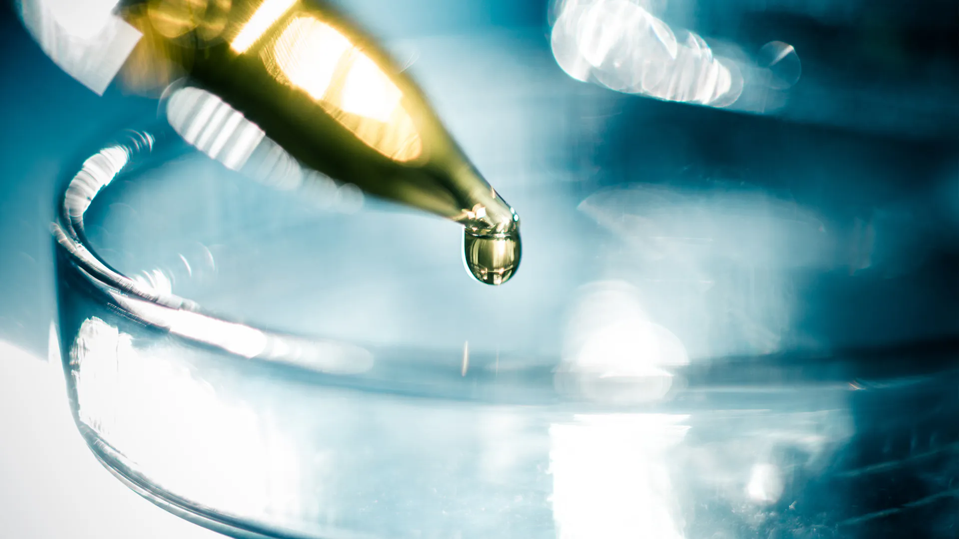 Soluté de pipetage scientifique pour la recherche scientifique en laboratoire, gros plan.