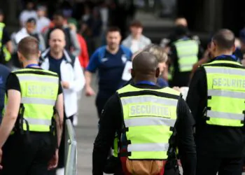 face au manque d'agents de sécurité privés, le ministère de l'intérieur veut faciliter le recrutement