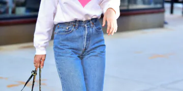 L'image peut contenir des chaussures, des vêtements, des chaussures, des vêtements, des personnes humaines, des pantalons, des manches, Gigi Hadid et des manches longues.