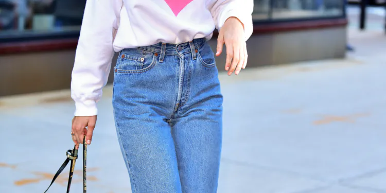 L'image peut contenir des chaussures, des vêtements, des chaussures, des vêtements, des personnes humaines, des pantalons, des manches, Gigi Hadid et des manches longues.