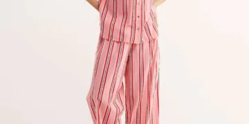 L’image peut contenir : vêtements, vêtements, pyjama, humain et personne