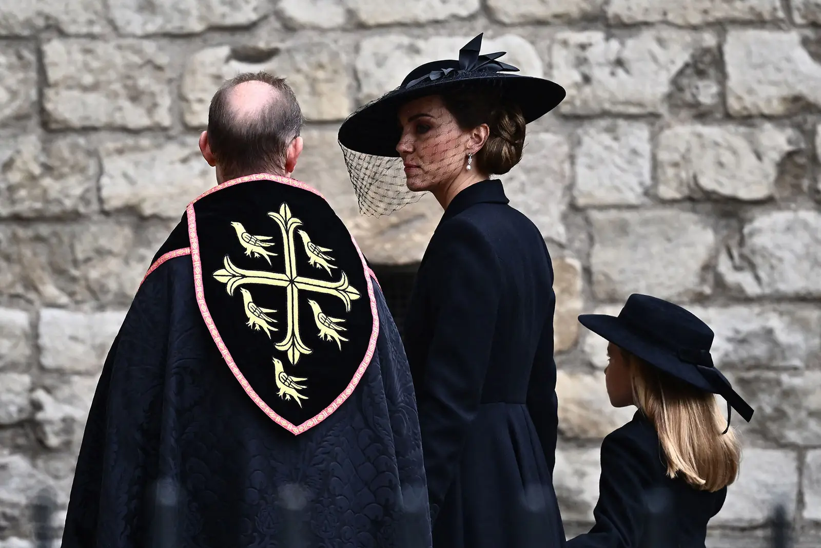 L'image peut contenir des vêtements, des vêtements, un chapeau, une personne humaine et un chapeau de soleil.