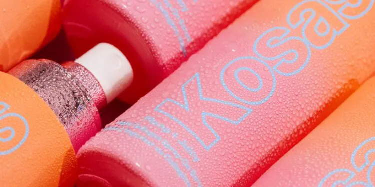 Kosas vient de lancer un sérum en spray et nous ne regarderons jamais en arrière