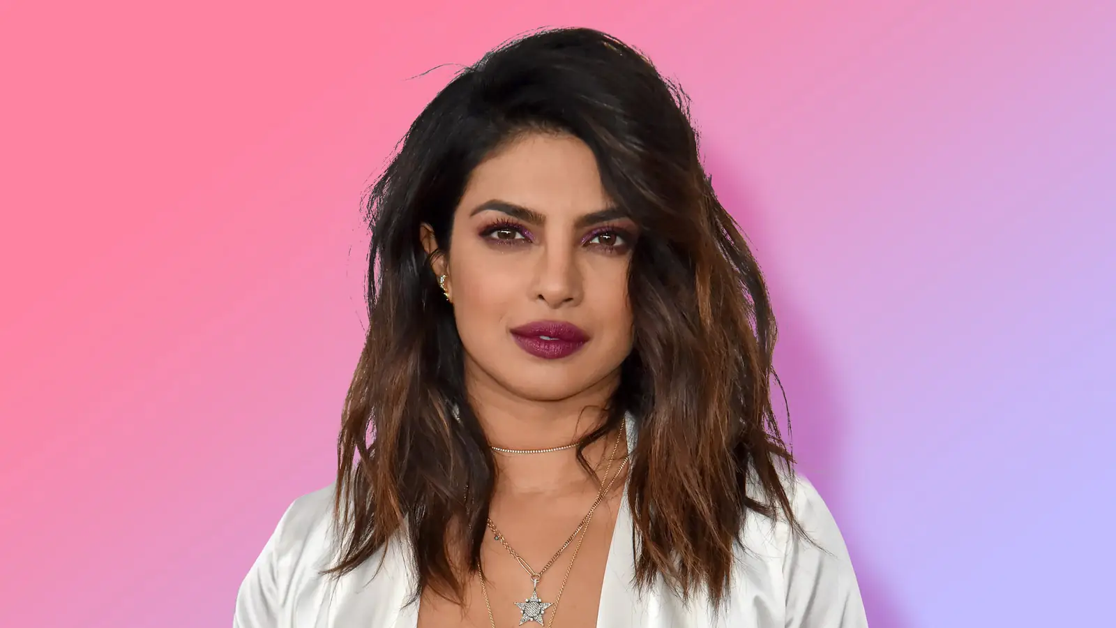 L’image peut contenir : humain, personne, Priyanka Chopra, visage et pendentif