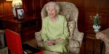 L'image peut contenir une lampe de canapé et une lampe de table Furniture Elizabeth II Human Person