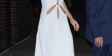 L'image peut contenir des lunettes de soleil, des accessoires, des accessoires, des vêtements, des vêtements, une robe de soirée et des chaussures.