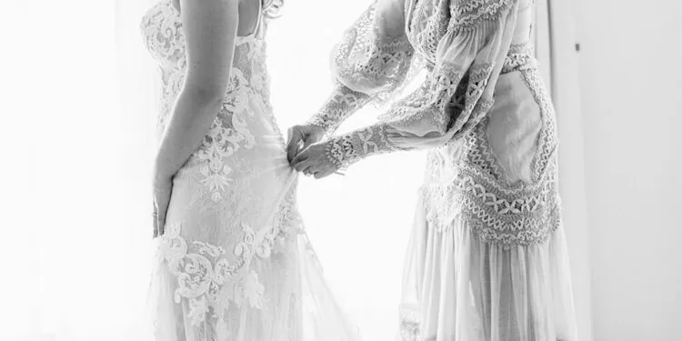 Les traitements exacts que cette dermatologue a utilisés pour se préparer à son rôle de mère de la mariée