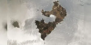 L'étonnant « reflet solaire » transforme la surface de la mer en un miroir argenté tourbillonnant