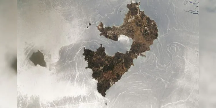 L'étonnant « reflet solaire » transforme la surface de la mer en un miroir argenté tourbillonnant