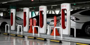 Tesla demande aux utilisateurs de Twitter de choisir l'emplacement du prochain superchargeur via un sondage