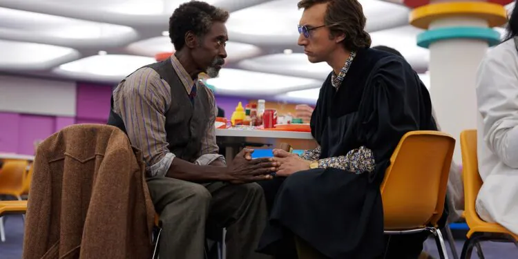 L'image peut contenir une personne assise, des vêtements, des vêtements, des meubles, une chaise et Don Cheadle