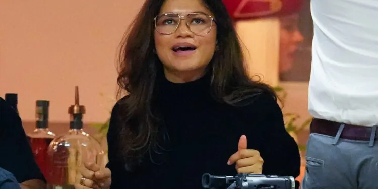 gros plan de zendaya à 2022 us open avec éruption volumineuse et col roulé noir