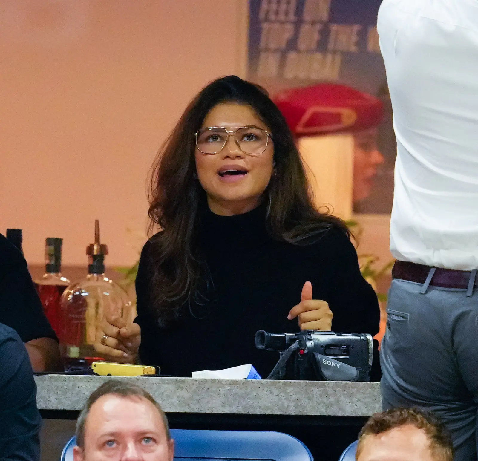 gros plan de zendaya à 2022 us open avec éruption volumineuse et col roulé noir