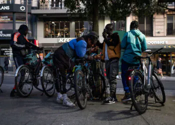 Les livreurs Uber Eats sans papiers appellent à la régularisation