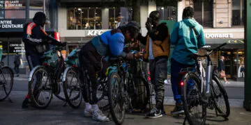 Les livreurs Uber Eats sans papiers appellent à la régularisation
