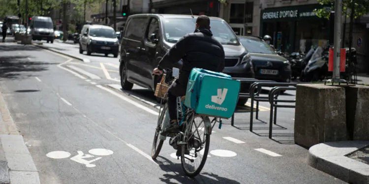 Deliveroo, reconnu coupable de travail dissimulé, condamné à verser 9,7 millions d'euros à l'Urssaf