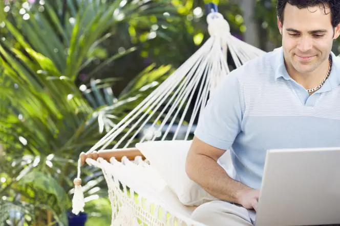« Quitte à passer du temps devant un écran, que ce soit au soleil et les pieds dans l'eau ou dans son pays d'origine. »