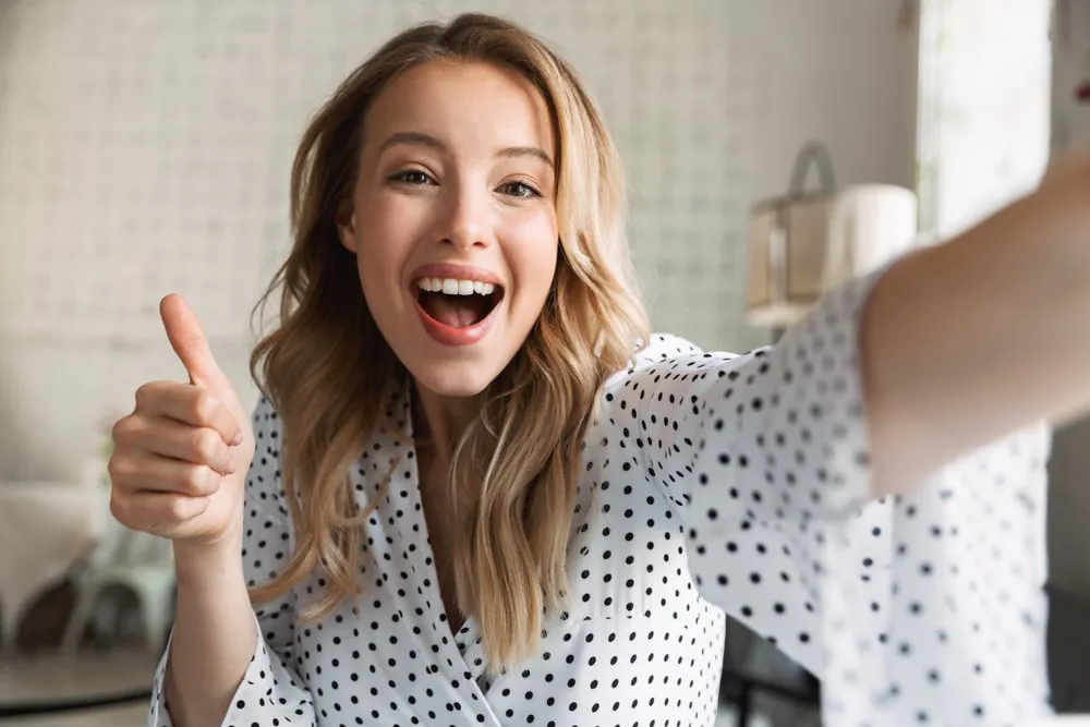 Blonde Girl Thumbs Up Selfie, Sourire, Photographie au flash, Manche, Heureux, Geste