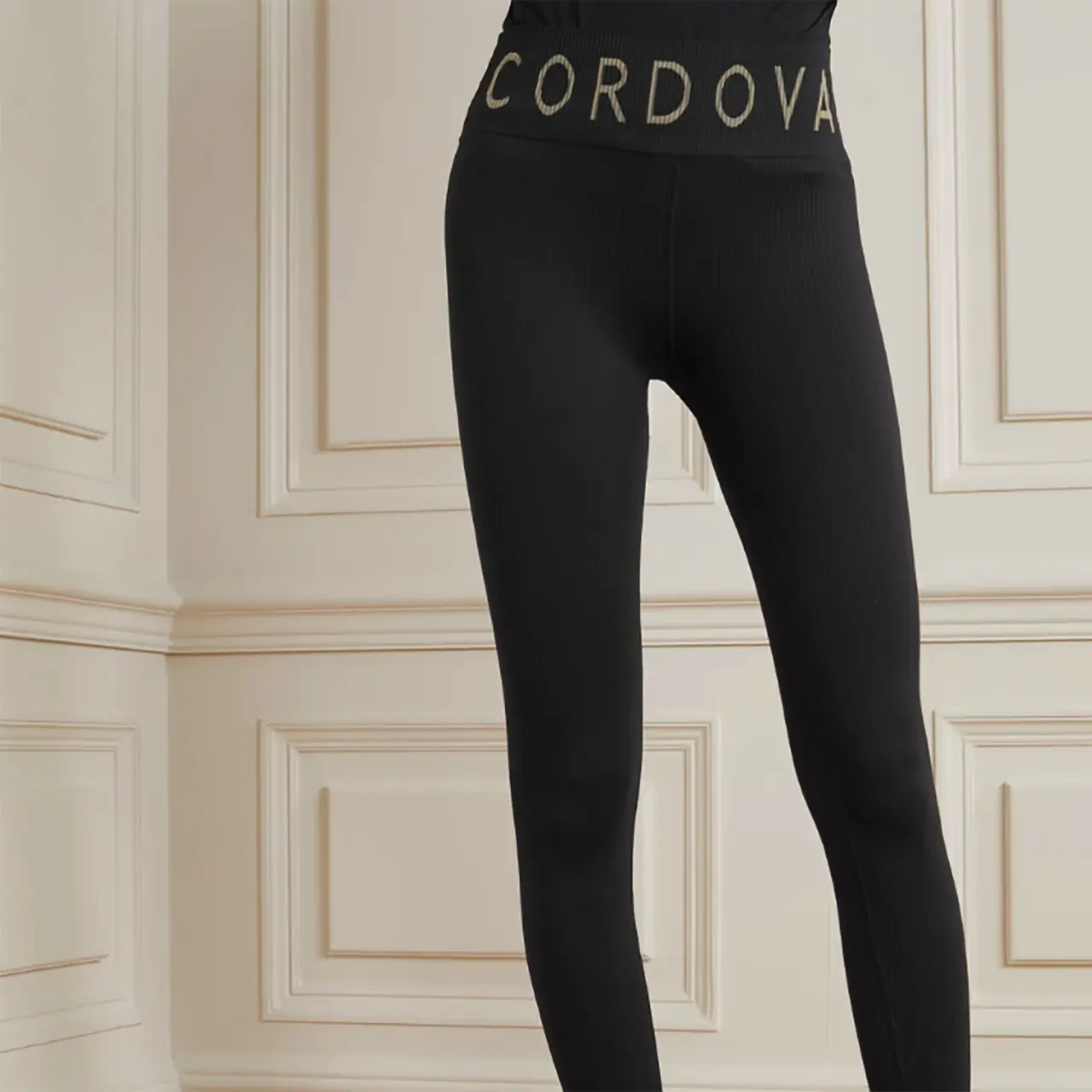 L’image peut contenir : vêtements, vêtements, pantalons, collants, denim et jeans