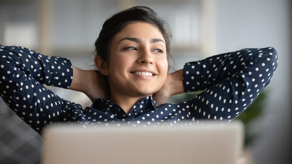 Femme indienne satisfaite, Sourire, Heureux, Photographie au flash, Geste