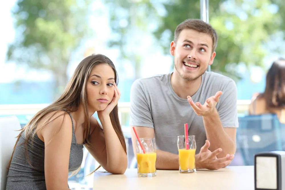 Bored In Conversation, Vaisselle, Table, Sourire, Heureux