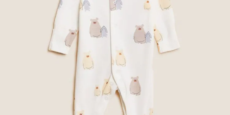 L’image peut contenir : vêtements, vêtements et pyjama