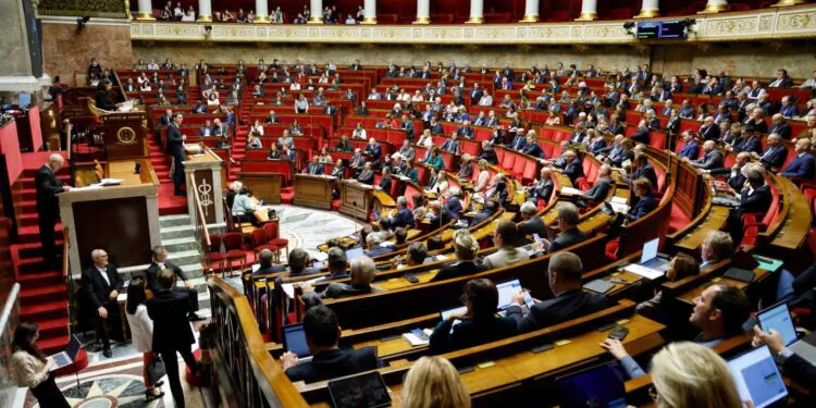 l'Assemblée nationale vote l'assimilation de l'abandon de poste à une démission