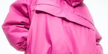 L’image peut contenir : vêtements, vêtements et manteau