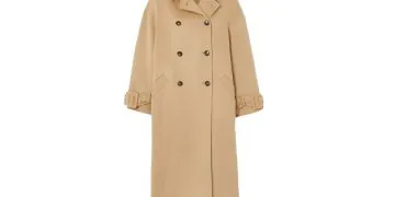 L'image peut contenir des vêtements, des manteaux et des trenchs.