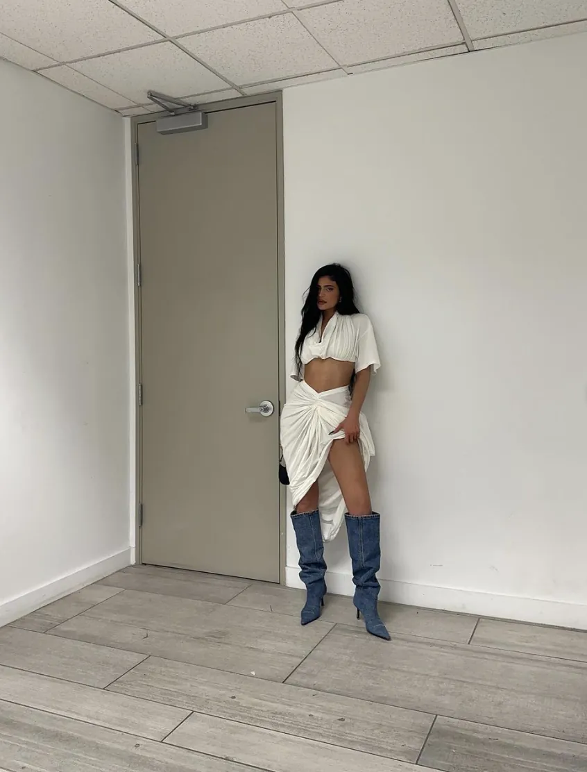 L’image peut contenir une personne humaine Pantalons Vêtements Vêtements Porte Revêtements de sol Kylie Jenner Denim and Jeans