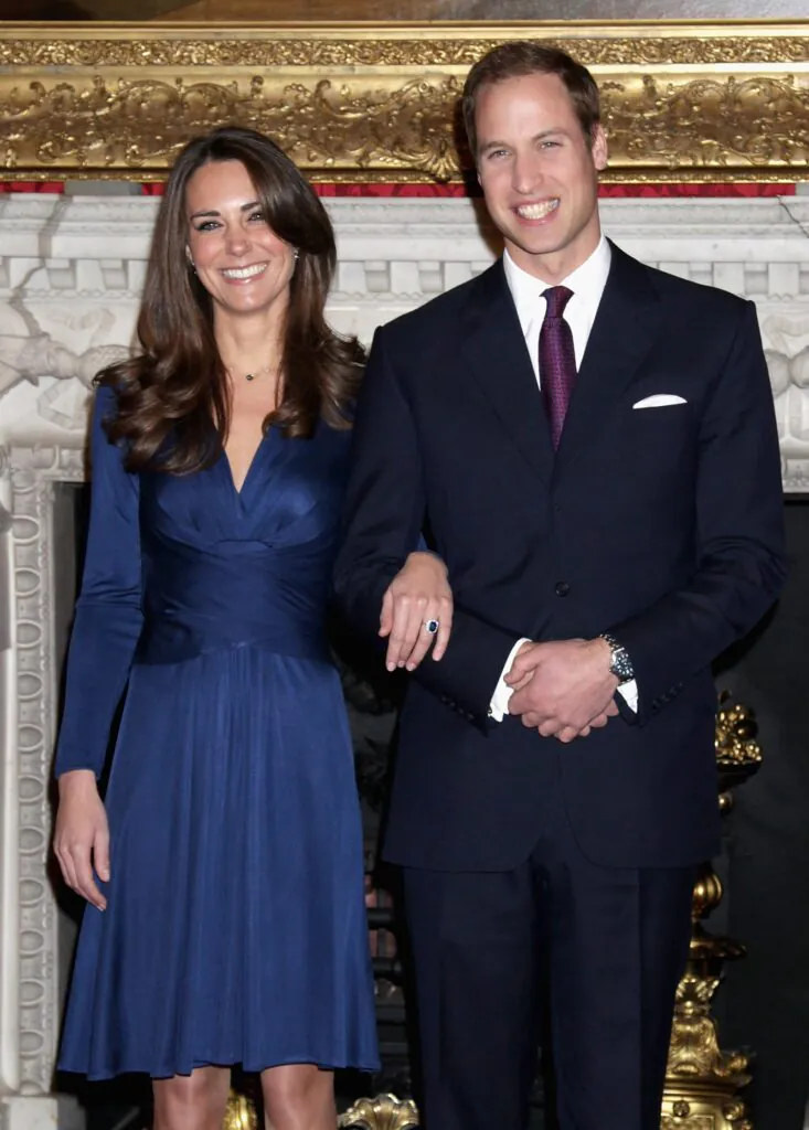 Le Prince William Kate Middleton Partage Un Rare Moment Pda L'image peut contenir des accessoires de cravate Accessoire Prince William Duc de Cambridge Personne humaine Costume Manteau et vêtements