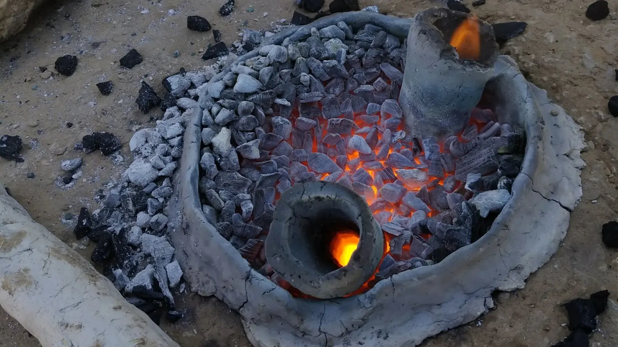 La vallée de Timna est l'un des premiers endroits au monde où le cuivre métallique a été fondu à partir de minerais.  Ce type de four était utilisé pour la fusion il y a environ 6 000 ans.