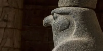 Un sanctuaire de faucon avec un message cryptique découvert en Égypte déconcerte les archéologues